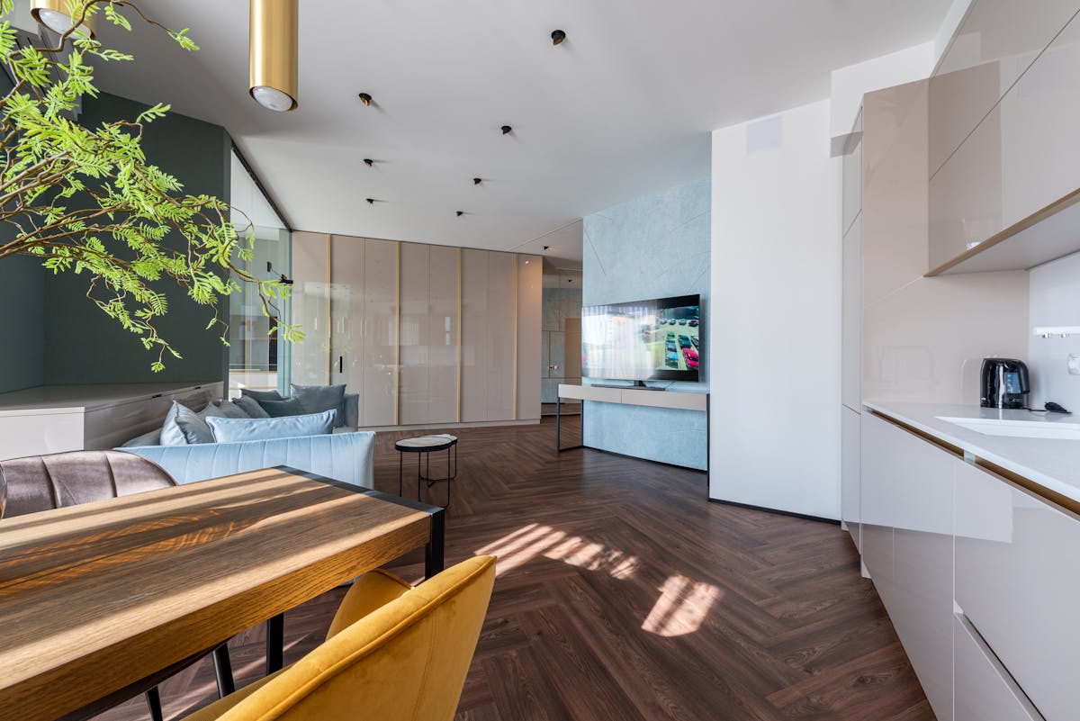 Теневой натяжной потолок — профили, подсветка, монтаж при ремонте