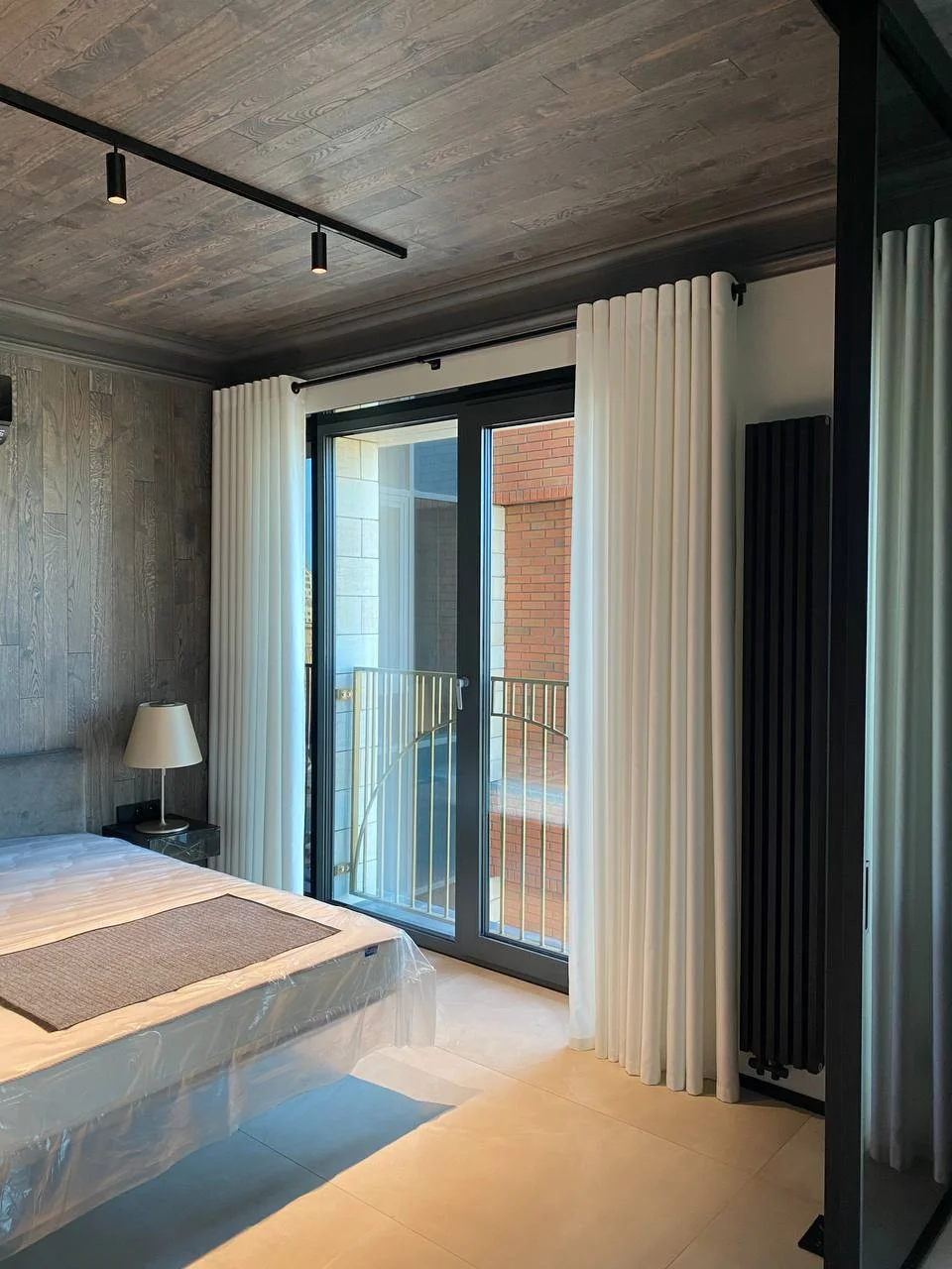 Спальня — балкон, шторы, паркет на потолке