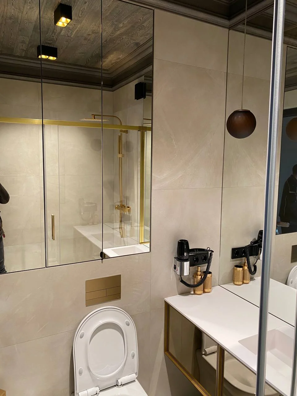 Ванная — молдинг, зеркала, подвесной светильник