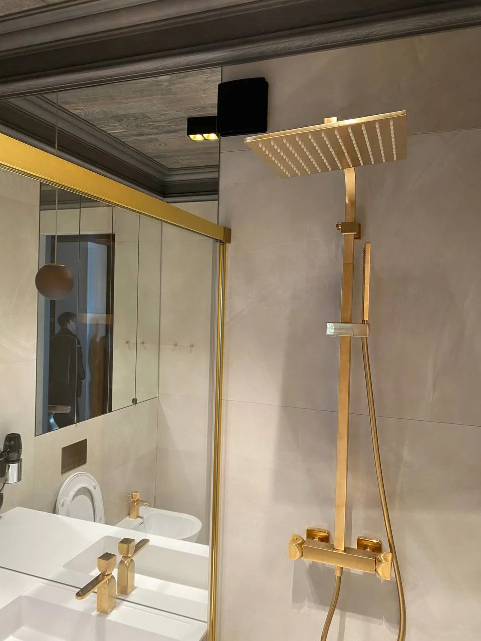 Золотой душ, золотые смесители, раковина