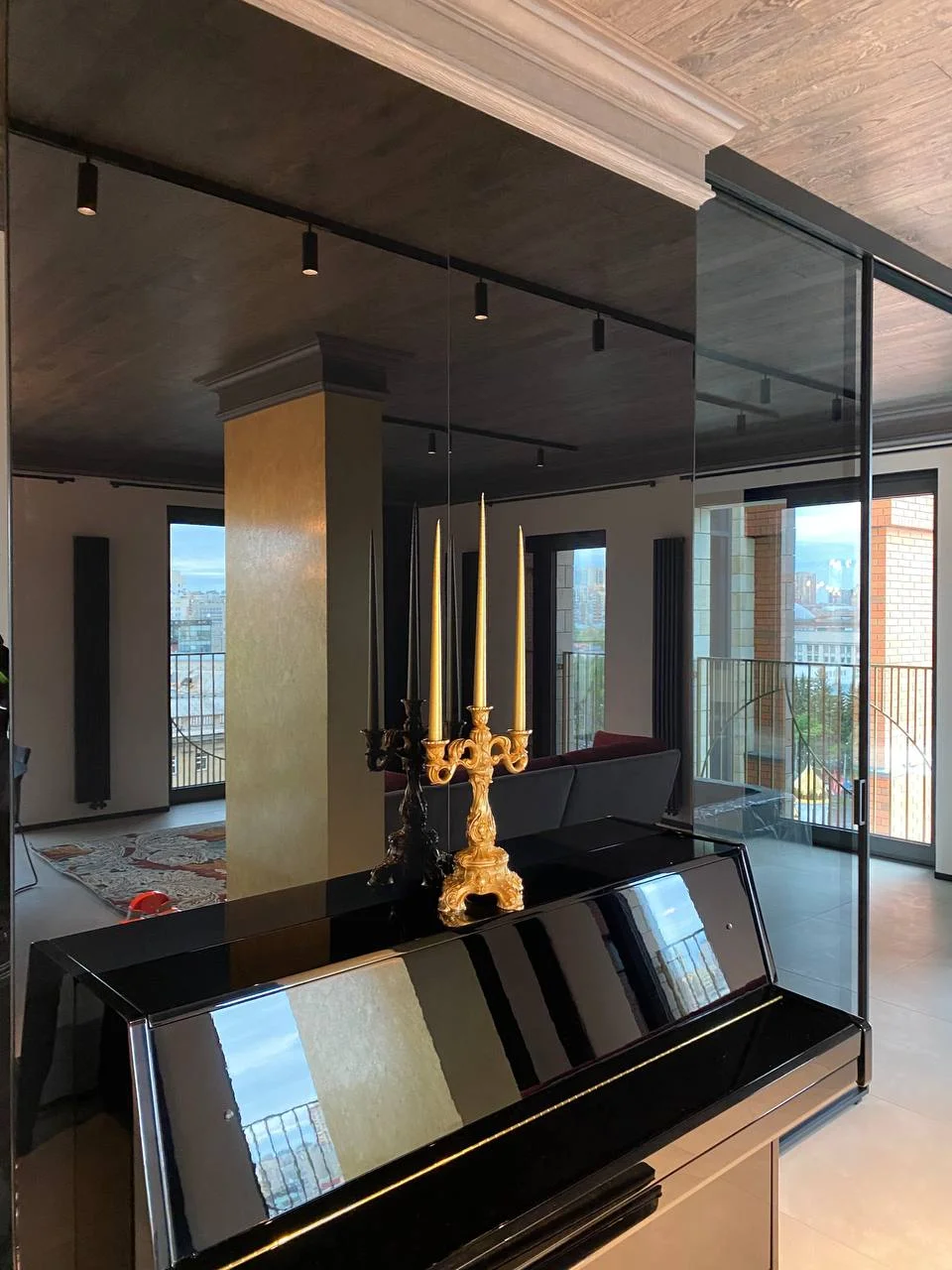 Пианино крупным планом — канделябр, золотая колонна, отражения