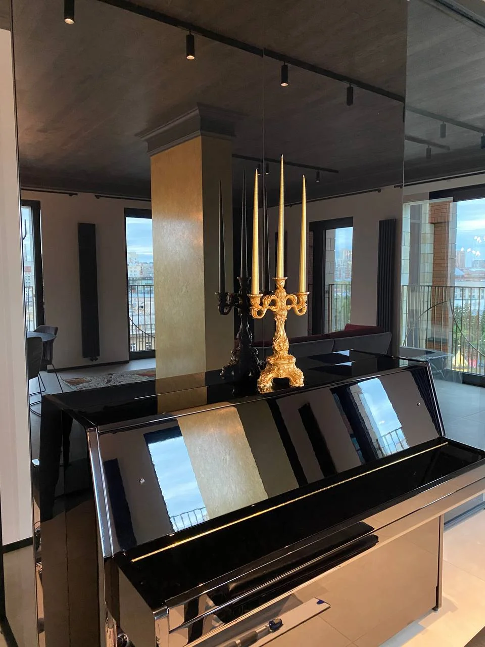 Канделябр на пианино, золотая колонна за стеклом