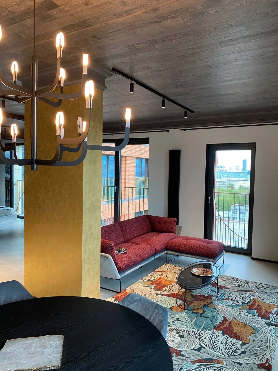 Гостиная — люстра, золотая колонна, диван