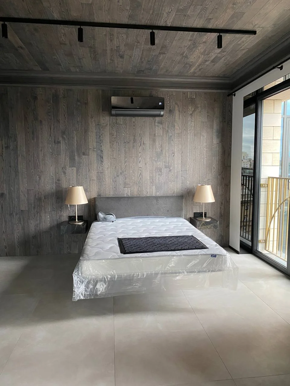 Спальня — паркет на стенах и потолке, кровать, светильники