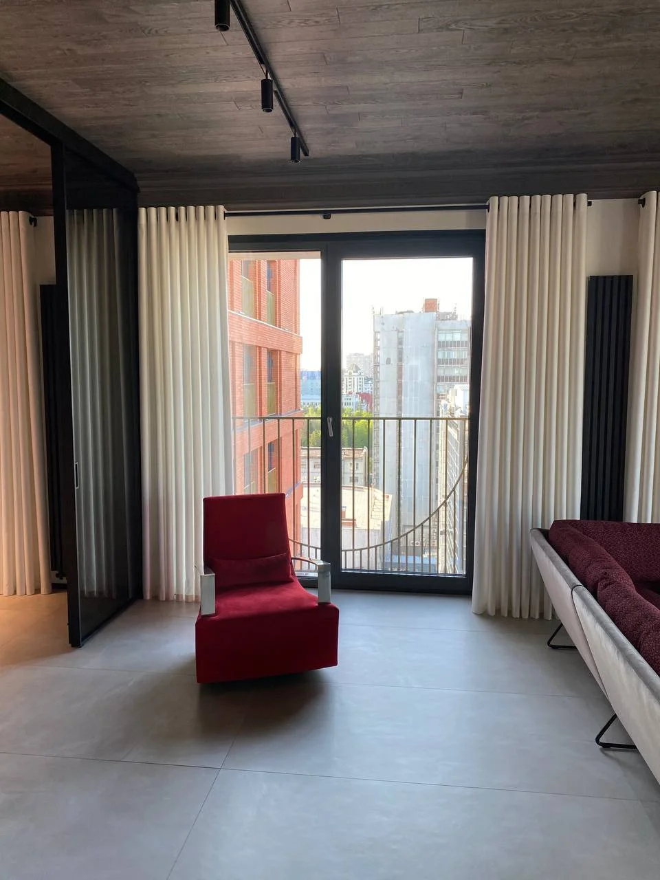 Красное кресло у панорамного окна