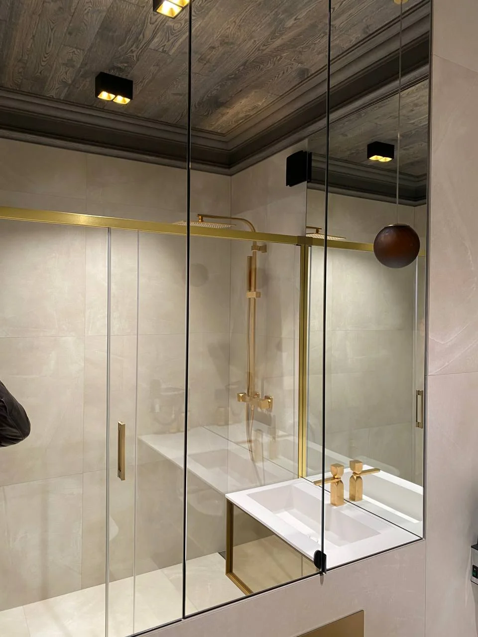 Ванная — зеркало, золотой душ, раковина