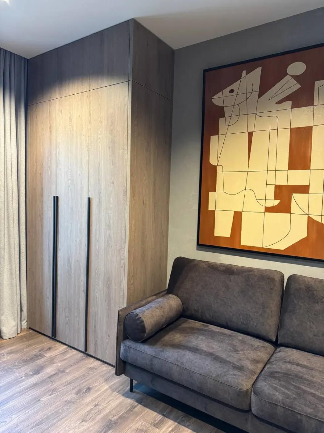 Гостевая — шкаф и модернистская картина
