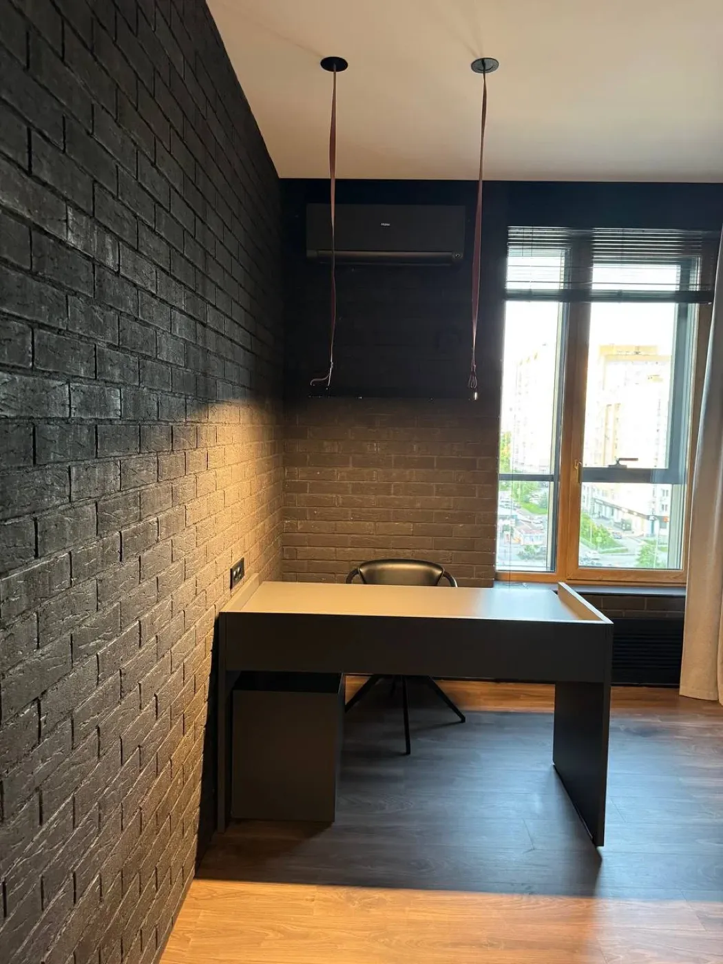 Кабинет — тёмный кирпич и вид на город